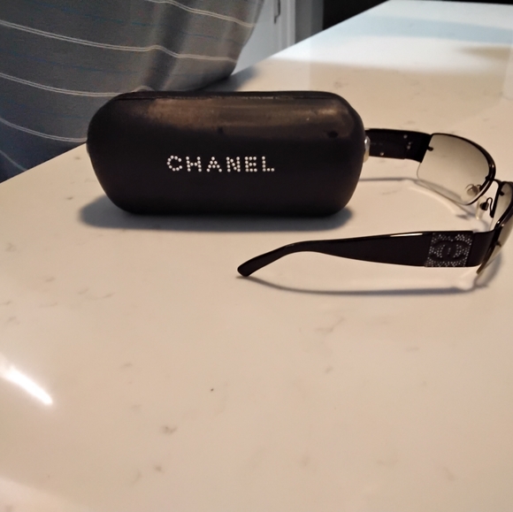 Sunglasses and case - Picture 2 of 4